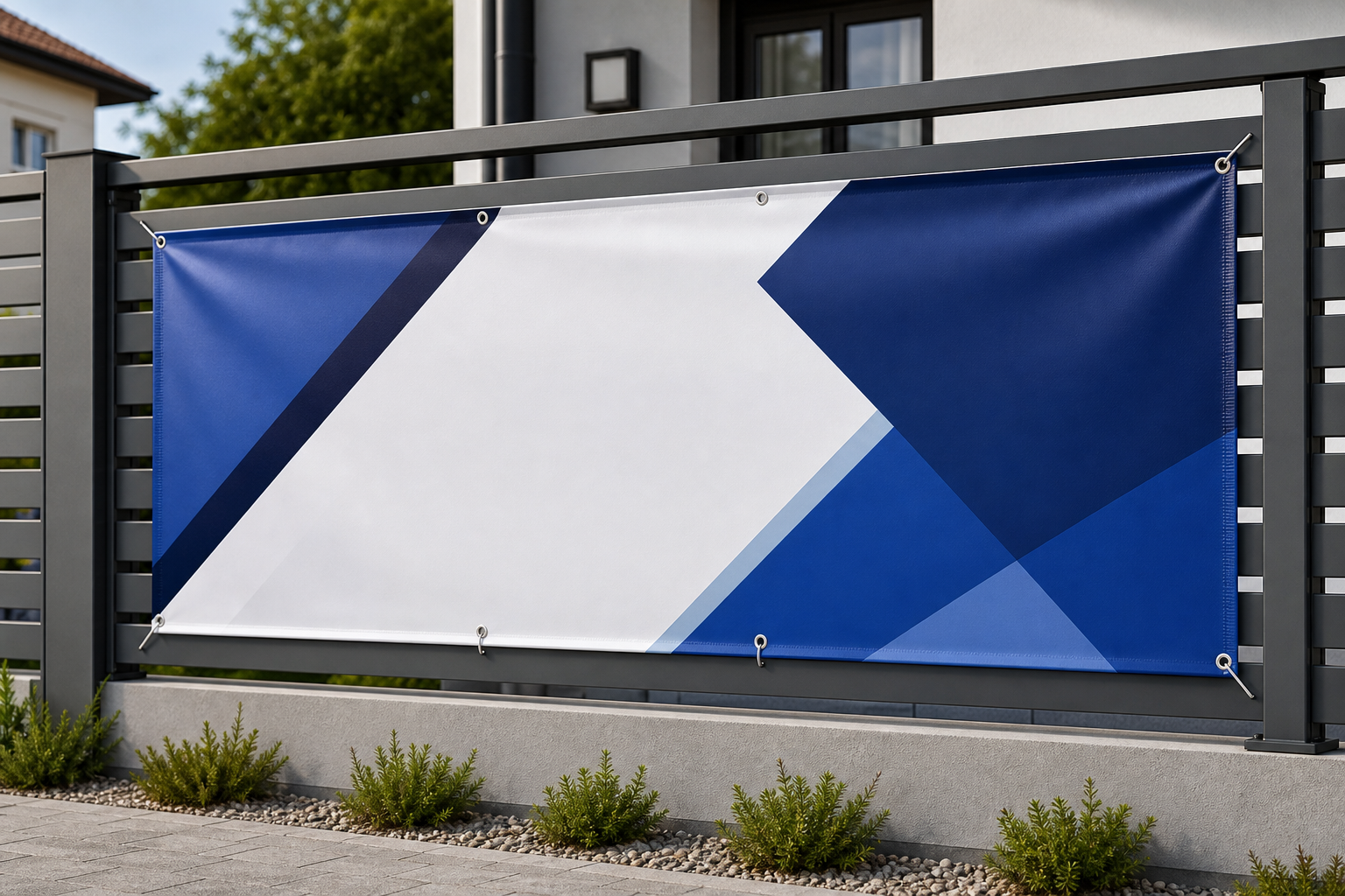 Banner personalizat montat pe gard
